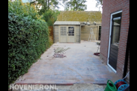 Tuinaanleg met bestrating en tuinhuisje
