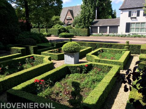 Klassieke villatuin opgedeeld in vakken met buxushagen 2