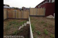 Hout beton schutting in tuin met hoogteverschil