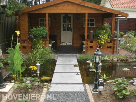 Tuinaanleg met vijver en houten tuinhuis met veranda