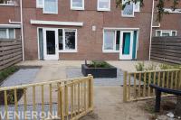 Nieuwe tuin met bestrating, plantenbak en houten tuinhek