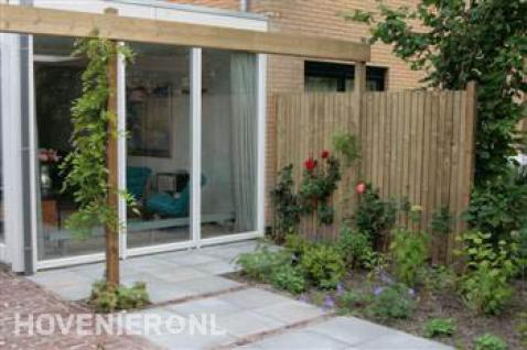 Achtertuin met terras en pergola 2