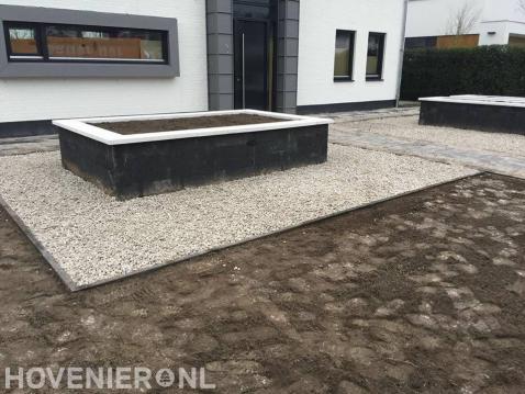 Plantenbak stapelstenen omgeven door kiezels