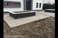 Plantenbak stapelstenen omgeven door kiezels