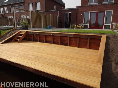 Houten vlonder en beschoeiing bij tuin aan het water