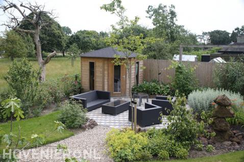 Tuin met terras, tuinhuisje en veel groen