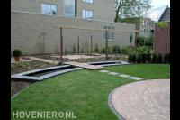 Tuin met vijver en pergola