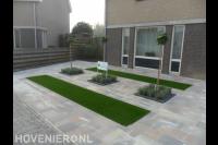 Onderhoudsarme voortuin met kunstgras en bestrating