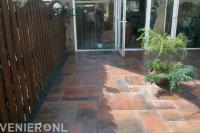 Terras van natuursteen tegels in wildverband