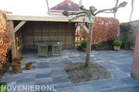 Houten overkapping en bestrating van natuursteen 2