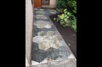 Tuinpad van lichte en donkere zeshoekige grindtegels