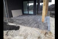 Bestrating van natuursteen tegels onder overkapping