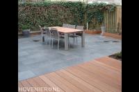 Vlonder en terras van antraciet tuintegels met tuinset