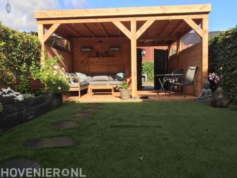 Houten overkapping met loungebank