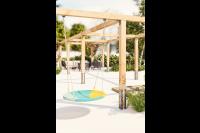 houten pergola met nestschommel speeltoestel voor kind