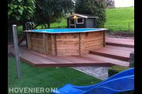 Houten vlonder bij zwembad