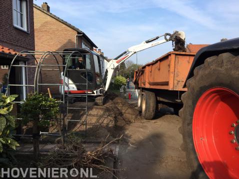 Tuin afgraven met minigraver