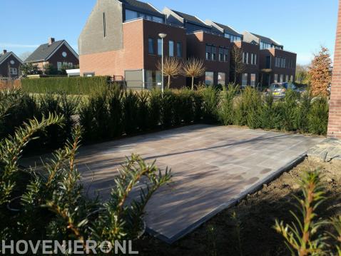 Nieuw terras van lichte natuurstenen tegels