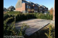 Nieuw terras van lichte natuurstenen tegels
