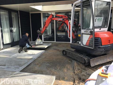 Terras aanleggen met grote betontegels