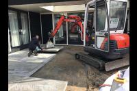 Terras aanleggen met grote betontegels