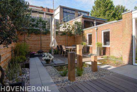 Strakke tuin met vlonder en spiegelvijver