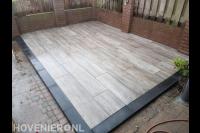Terras met sierbestrating in houtmotief