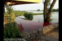 Hardhouten vlonder aan het water