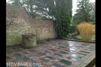 Bestrating met stenen en tegels in bijzonder patroon