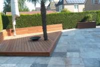 Tuinaanleg met bestrating van natuursteen en houten vlonder