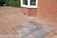 Bestrating van rode klinkers in waalformaat en betontegels