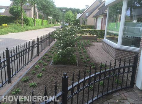 Voortuin met sierhekwerk en nieuwe beplanting