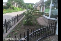 Voortuin met sierhekwerk en nieuwe beplanting