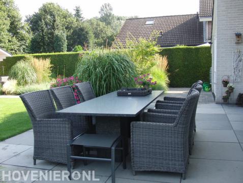 Terras met tuinmeubilair