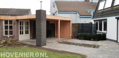 Houten overkapping bij garage