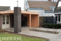 Houten overkapping bij garage