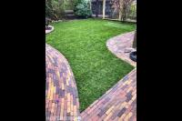 Graszoden leggen en straatwerk van gebakken klinkers 1