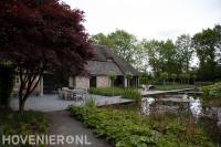 Boerderij met terras en vlonder bij grote vijver