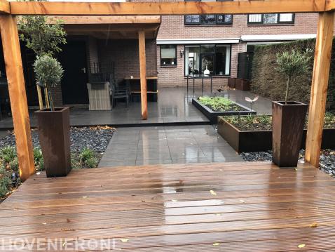 Houten pergola en vlonder in achtertuin