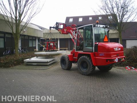 Betonplaten plaatsen met shovel met zuignap