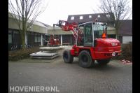 Betonplaten plaatsen met shovel met zuignap