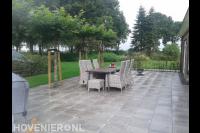 Groot terras van keramische tegels