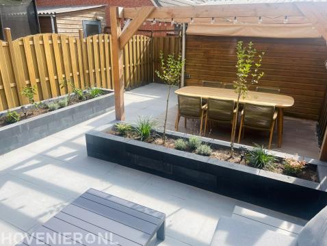 "Bloembak, bestrating en pergola - compleet tuinontwerp"