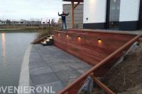 Houten beschoeiing en terras aan het water