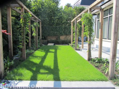 Houten pergola's langs gazon 2