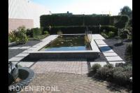 Strakke tuin met vijver