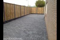 Straatwerk van betonklinkers en hout beton schutting plaatsen