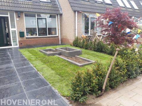 Voortuin aanleggen met bestrating, graszoden, plantenbakken en haag