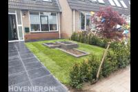 Voortuin aanleggen met bestrating, graszoden, plantenbakken en haag