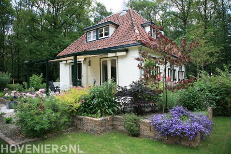 Terrasoverkapping en verhoogde borders van oude stenen